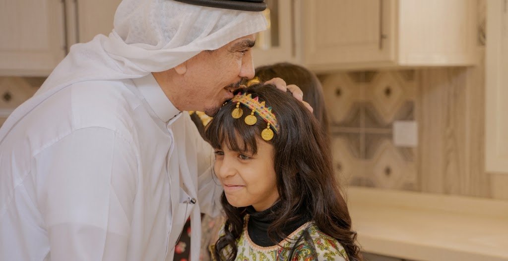 راعي الجائزة مع أحد الأبناء المكرَّمين